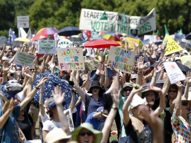 Тысячи австралийцев вышли на марш в защиту Земли